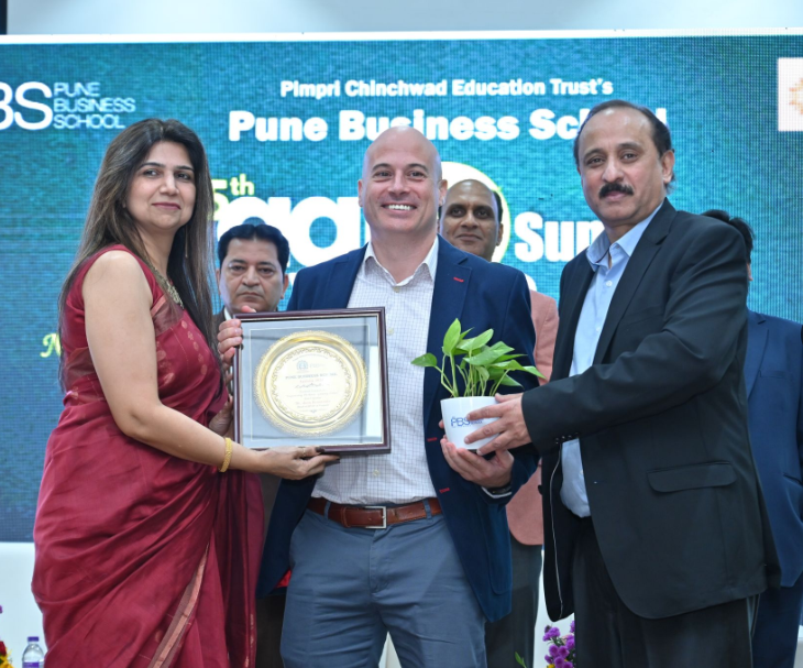 Dr. Minakshi Tyagi receiving award at 5th AgriWise Summit 2026