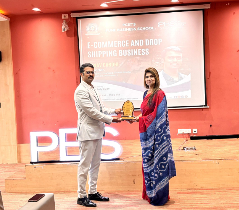 Dr. Minakshi Tyagi presenting trophy at E-Commerce masterclass, PBS