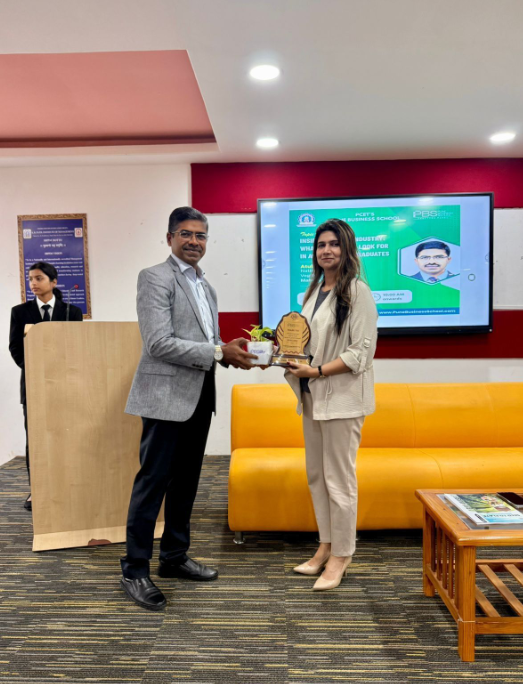 Dr. Minakshi Tyagi presenting award at PBS guest lecture